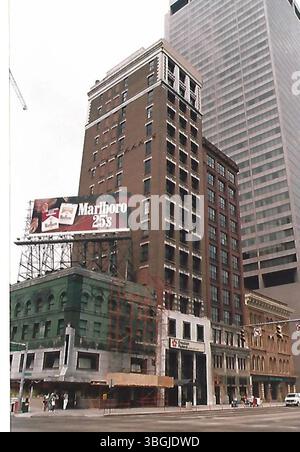 Una foto del 1985 mostra Broad e High Street nel centro di Columbus. L'immagine presenta un cartellone per sigarette Marlboro 25 e mostra diversi edifici lungo la strada, tra cui gli indirizzi 2 E. Broad, 4 E. Broad e altri. Foto Stock