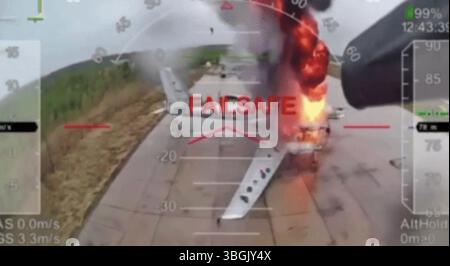 Operazione SPIDER'S WEB il 1 giugno 2025 attacco di droni ucraini alle basi militari russe, compresi gli attacchi su questi bombardieri tu-95. Foto Stock