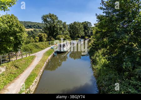 Bath, Regno Unito - 30 giugno 2024: Barche ormeggiate sul fiume avon vicino a Bath Bristol Warleigh Weir. Foto Stock