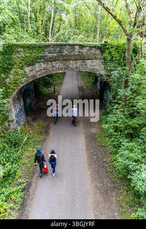 Bristol, Regno Unito - 24 luglio 2024: Bristol Course della vecchia linea ferroviaria ora trasformata nel percorso ciclabile da Bristol a Bath. Persone in bicicletta e a piedi sul sentiero Foto Stock