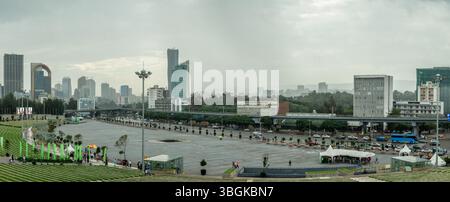 La piazza centrale con il quartiere degli affari, i moderni grattacieli del centro di Addis Abeba, in Etiopia Foto Stock