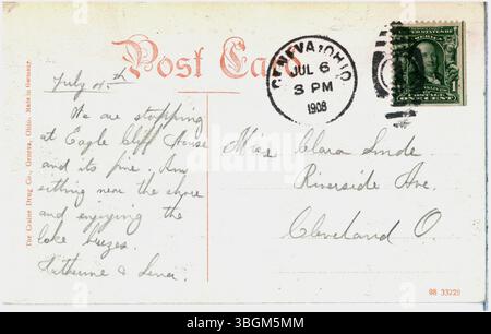 Una strada sterrata alberata conduce al lago Erie, passando per cottage estivi vicino a Buckeye Beach a Geneva-on-the-Lake, Ohio. Questa immagine del 1908 cattura la natura paesaggistica e rustica della zona in quel momento. Foto Stock