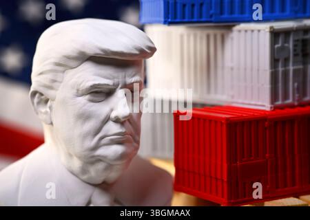 Busto del presidente degli Stati Uniti Donald Trump di fronte a container impilati, politica commerciale e dazi sulle importazioni Foto Stock