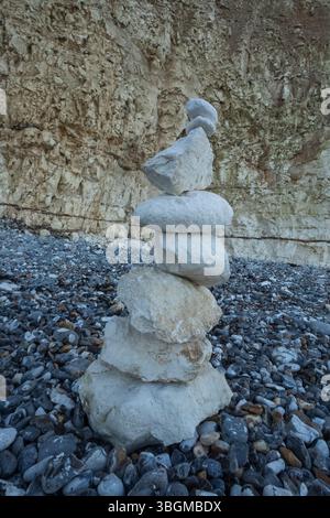 Inghilterra, Sussex, East Sussex, Eastbourne, Birling Gap, Birling Gap Beach, Peeble Cairns Foto Stock