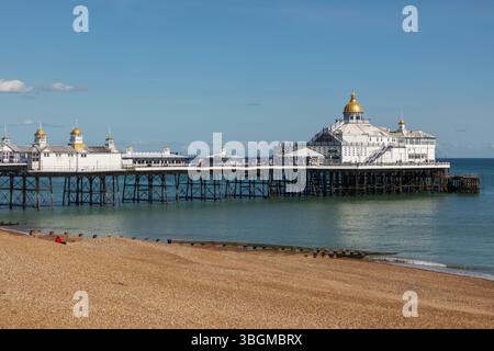 Inghilterra, Sussex, East Sussex, Eastbourne, Eastbourne Pier e Beach Foto Stock
