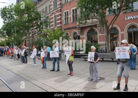 Un gruppo di manifestanti si riunisce a Erfurt per protestare contro le consegne di armi in Ucraina, contro l'immigrazione e a favore della pace con la Russia. Foto Stock