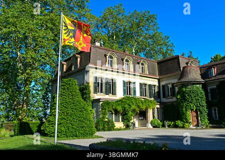 Chäteau de Penthes con la bandiera del Cantone di Ginevra nel parco Domaine du Chäteau de Penthes, Pregny-Chambesy, Ginevra, Svizzera Foto Stock