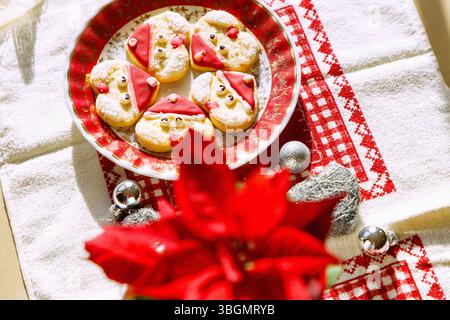 Biscotti al burro con glassa di Babbo Natale Foto Stock
