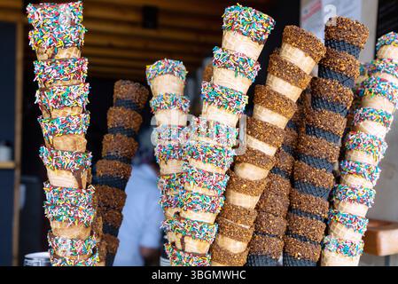Gelateria con colorati coni decorativi in Vodice Foto Stock