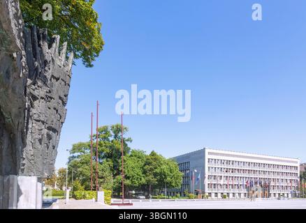 Slovenia, Lubiana, Trg republike, Piazza della Rivoluzione, Parlamento della Repubblica di Slovenia, Monumento alla Rivoluzione Foto Stock