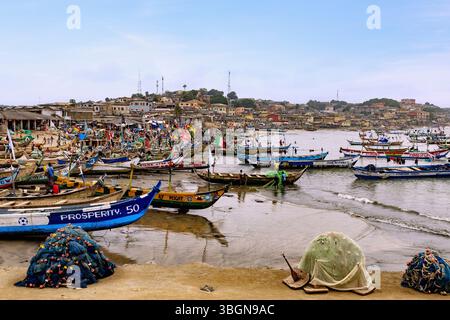 Porto di pesca a Elmina sulla Costa d'Oro nella regione centrale, nel sud del Ghana, in Africa occidentale Foto Stock