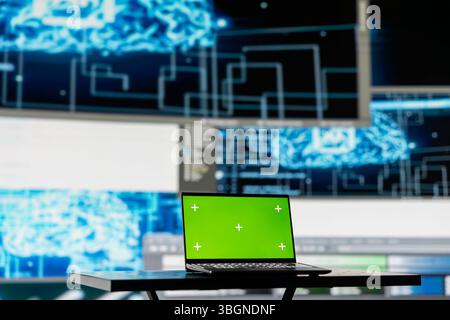 PC che presenta un display Chroma Key accanto al sistema di reti neurali ai, apprendimento automatico utilizzato per praticare l'analisi predittiva e il cloud computing. Implementare il cervello dell'intelligenza artificiale. Foto Stock