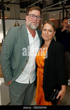 Brian Bojsen und Nova Meierhenrich bei der Eröffnung vom Breuninger Flagship Store a der HafenCity. Amburgo, 05.06.2025 *** Brian Bojsen e Nova Meierhenrich all'apertura del flagship store Breuninger ad HafenCity Amburgo, 05 06 2025 foto:XC.xTamckex/xFuturexImagex breuninger 5666 Foto Stock