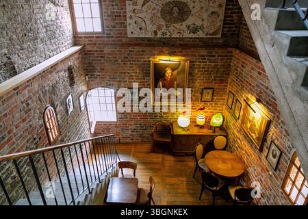 Torre dell'acqua (Wieza Wodna), scalinata alla piattaforma panoramica con foto di Nicolaus Copernico a Frombork (Frauenburg) nel voivodato Warminsko-Mazurskie in Polonia, Collina della Cattedrale a Frombork e Laguna della Vistola a Warmia in Polonia Foto Stock