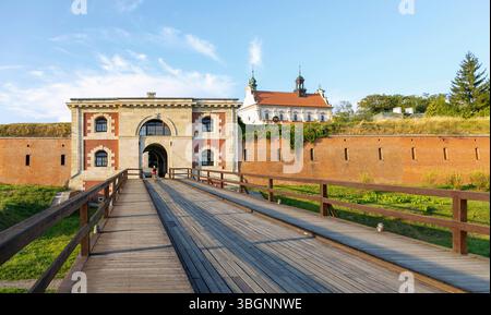 Bastione II con porta Szczebrzeska, porta Szczebrzeska (Brama Szczebrzeska), cattedrale (Katedra) sullo sfondo, ex chiesa collegiata di San Tommaso, a Zamosc nel voivodato di Lubelskie in Polonia Foto Stock