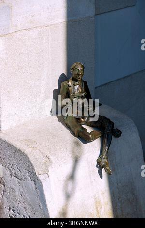Figura di bronzo nella porta della città Brama Szczebrzeska (porta di Szczecin) dopo il poema "Szewczyk" - calzolaio - del poeta polacco Boleslaw Lesmian a Zamosc nel voivodato della Lubelskie in Polonia Foto Stock