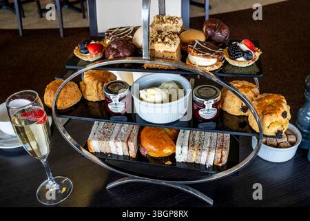 Un tipico tè pomeridiano inglese servito in Un hotel locale, Sussex, Regno Unito. Foto Stock