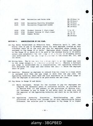 L’ordinanza amministrativa n. 790-87 del 1989 fissa stipendi e salari per i dipendenti non sindacali in varie posizioni cittadine, compresi ruoli amministrativi, professionali, di vigilanza e riservati, mentre esentano i dipendenti in uniforme di vigili del fuoco, polizia e salute. Foto Stock