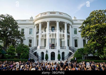 Washington, Stati Uniti d'America. 5 giugno 2025. Washington, Stati Uniti d'America. 4 giugno 2025. Il presidente degli Stati Uniti Donald Trump, pronuncia le sue osservazioni dal balcone Truman durante l'evento Summer Soiree tenutosi sul South Lawn della Casa Bianca, il 4 giugno 2025 a Washington, DC Credit: Gabriel Kotico/White House Photo/Alamy Live News Foto Stock