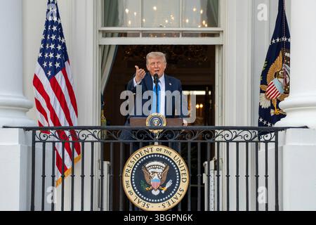 Washington, Stati Uniti d'America. 4 giugno 2025. Washington, Stati Uniti d'America. 4 giugno 2025. Il presidente degli Stati Uniti Donald Trump, pronuncia le sue osservazioni dal balcone Truman durante l'evento Summer Soiree tenutosi sul South Lawn della Casa Bianca, il 4 giugno 2025 a Washington, DC Credit: Gabriel Kotico/White House Photo/Alamy Live News Foto Stock