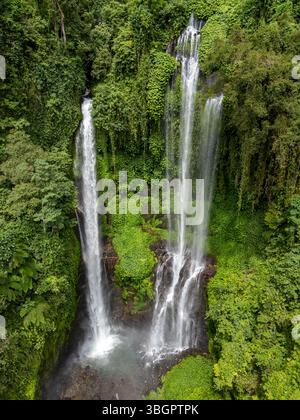 La cascata di Sekumpul è la cascata più alta situata nel villaggio di Lemukih, Singaraja, Bali, Indonesia. Foto Stock