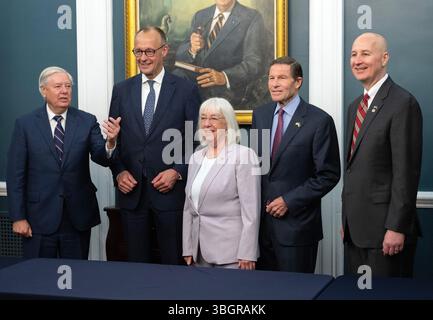 Il Cancelliere tedesco Friedrich Merz, seconda sinistra, incontra i senatori bipartisan degli Stati Uniti nel Campidoglio degli Stati Uniti a Washington, DC, USA, giovedì 5 giugno, 2025. nella foto da sinistra a destra: il senatore AMERICANO Lindsey Graham (repubblicano della Carolina del Sud), il cancelliere Merz, il senatore statunitense Patty Murray (democratico di Washington), il senatore statunitense Richard Blumenthal (democratico del Connecticut) e il senatore statunitense Pete Ricketts (repubblicano del Nebraska).credito: Ron Sachs/CNP/MediaPunch Foto Stock