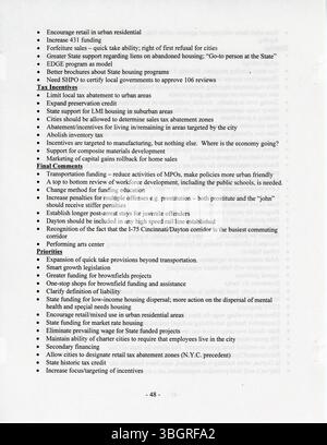 Il rapporto Ohio Urban Revitalization Policy Agenda & Task Force delinea le misure per promuovere la crescita urbana a lungo termine attraverso la collaborazione tra città e stato. Sottolinea la necessità di iniziative di sviluppo economico e di pianificazione urbana strategica per affrontare le sfide affrontate dalle comunità urbane. Foto Stock