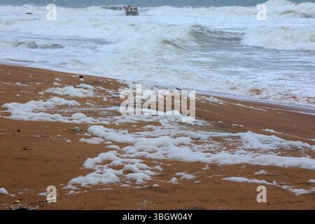 Schiuma, fantasia, ruvida, mare, onde, marine, oceani, venti, rifiuti, materiali, affondato, carico, chiatta, affondamento, Thumba, Trivandrum, Kerala, Cost, sud, India Foto Stock