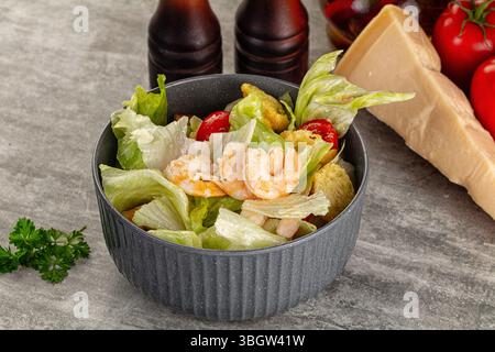 Gustosa insalata caesar con gamberi e iceberg Foto Stock