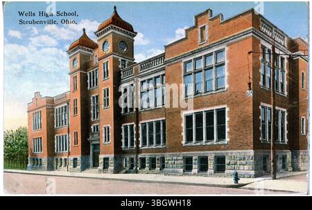 Una stampa a colori della Wells High School di Steubenville, Ohio, del 1919, che mostra la grande struttura in mattoni della scuola. Foto Stock