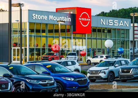 Concessionario di automobili Stone Mountain Nissan al tramonto a Lilburn, Georgia, appena a est di Atlanta. (USA) Foto Stock