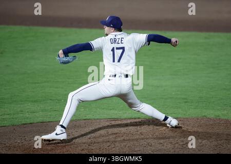 Tampa, Florida, Stati Uniti. 5 giugno 2025. Il lanciatore dei Tampa Bay Rays Eric Orze (17) consegna un campo in cima all'ottavo inning durante una partita di baseball della MLB contro i Texas Rangers, giovedì 5 giugno 2025, al George M. Steinbrenner Field. I Rays hanno battuto i Rangers 4-3. (Credit Image: © Kim Hukari/ZUMA Press Wire) SOLO PER USO EDITORIALE! Non per USO commerciale! Foto Stock
