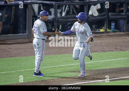 Tampa, Florida, Stati Uniti. 5 giugno 2025. La seconda base dei Texas Rangers Marcus Semien (2) batte il suo secondo fuoricampo a campo sinistro in cima al settimo inning durante una partita di baseball della MLB contro i Tampa Bay Rays, giovedì 5 giugno 2025, al George M. Steinbrenner Field. I Rays hanno battuto i Rangers 4-3. (Credit Image: © Kim Hukari/ZUMA Press Wire) SOLO PER USO EDITORIALE! Non per USO commerciale! Foto Stock
