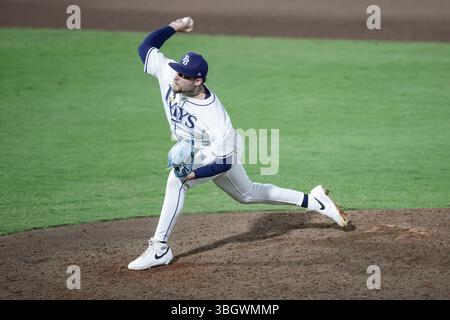 Tampa, Florida, Stati Uniti. 5 giugno 2025. Il lanciatore dei Tampa Bay Rays Eric Orze (17) consegna un campo in cima all'ottavo inning durante una partita di baseball della MLB contro i Texas Rangers, giovedì 5 giugno 2025, al George M. Steinbrenner Field. I Rays hanno battuto i Rangers 4-3. (Credit Image: © Kim Hukari/ZUMA Press Wire) SOLO PER USO EDITORIALE! Non per USO commerciale! Foto Stock