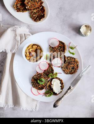 Gustate queste deliziose polpette di lenticchie salate abbinate perfettamente a ravanelli freschi e salsa Foto Stock