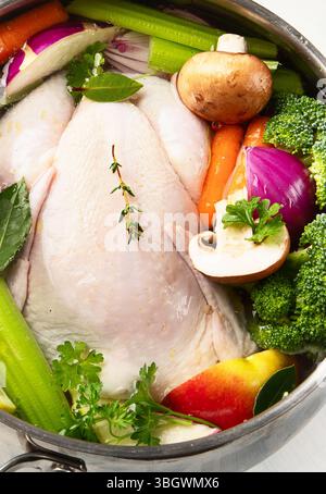 Zuppa di pollo. Pronti per cucinare. Concetto di alimentazione sana Foto Stock