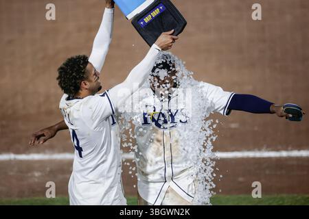 Tampa, Florida, Stati Uniti. 5 giugno 2025. I Tampa Bay Rays lasciarono l'esterno Christopher Morel (24) diede ai Tampa Bay Rays la terza base Junior Caminero (13) una doccia di ghiaccio dopo una partita di baseball della MLB contro i Texas Rangers, giovedì 5 giugno 2025, al George M. Steinbrenner Field. I Rays hanno battuto i Rangers 4-3. (Credit Image: © Kim Hukari/ZUMA Press Wire) SOLO PER USO EDITORIALE! Non per USO commerciale! Foto Stock