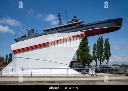 AZOV, RUSSIA - 21 MAGGIO 2025: Monumento ai marinai della flottiglia militare Azov. Azov, regione di Rostov Foto Stock