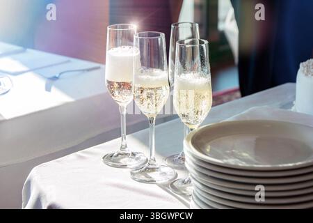 Bicchieri di champagne sul tavolo Foto Stock