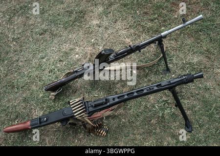 Kemble, Gloucestershire - Un confronto tra la Bren Gun, una serie di mitragliatrici leggere prodotte dal Regno Unito negli anni '1930 e utilizzate in vario Foto Stock