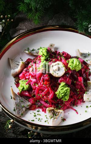 Gustate una vivace insalata di barbabietole con avocado e funghi come delizioso contorno Foto Stock