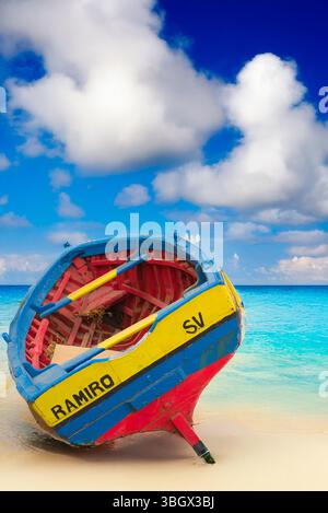 Barca sulla spiaggia di Capo Verde Foto Stock