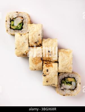 Una selezione squisita e ben organizzata di Sushi Rolls su sfondo bianco Foto Stock