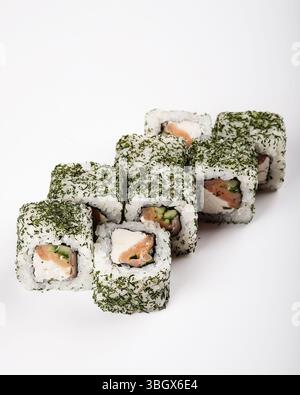 Deliziosi e ben disposti sushi roll ben posizionati su uno sfondo bianco incontaminato Foto Stock