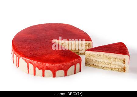 Concediti una deliziosa torta a strati di fragole ricoperta di glassa e una deliziosa fetta Foto Stock