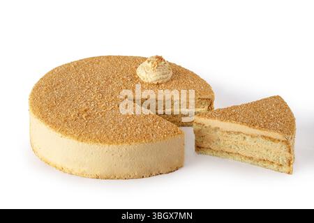 Una deliziosa e deliziosa torta al miele presentata splendidamente con una fetta rimossa Foto Stock