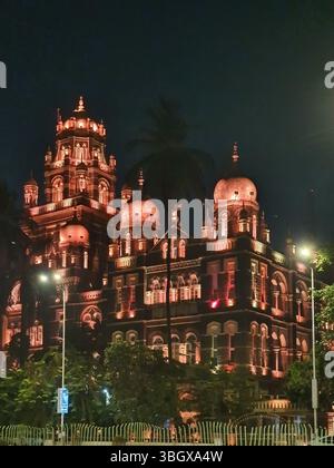 Illuminazione diurna della Repubblica sul quartier generale della Western Railway, gruppi gotici vittoriani e Art Deco di Mumbai Foto Stock