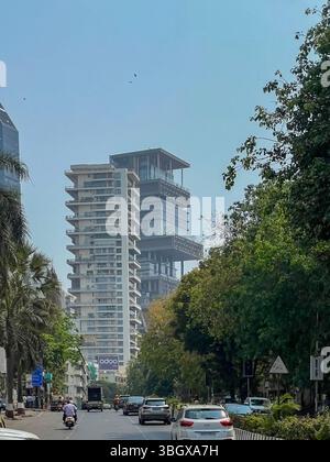 Lontano veduta della casa Antilia della persona piu' ricca dell'India, il signor Mukesh Ambani Mumbai India Foto Stock