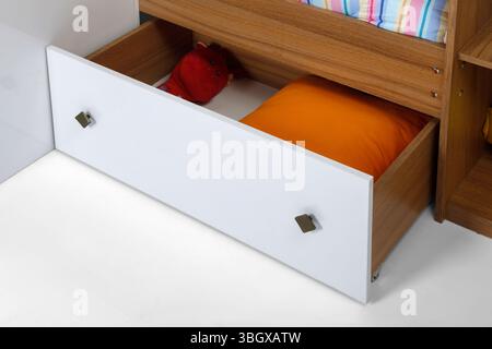 Lettino per bambini isolato su sfondo bianco. Foto Stock