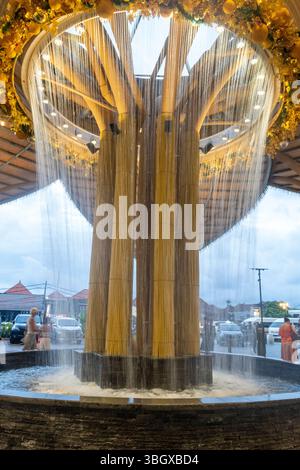 Bali, Indonesia - 17 dicembre 2024: Icon Bali Mall a Bali. Grande albero con una fontana al centro. La fontana sta spruzzando acqua. La scena è P. Foto Stock